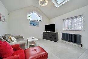 Modern Seaside Cottage - Sleeps 5