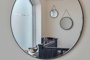 Modern Seaside Cottage - Sleeps 5