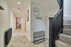 Modern Seaside Cottage - Sleeps 5