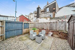 Modern Seaside Cottage - Sleeps 5