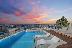 Luxury Apartments w Rooftop Pool CBD