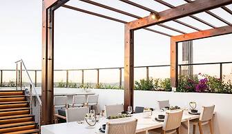 Luxury Apartments w Rooftop Pool CBD