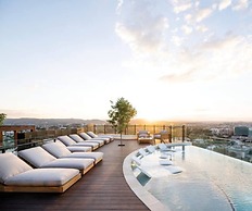 Luxury Apartments w Rooftop Pool CBD