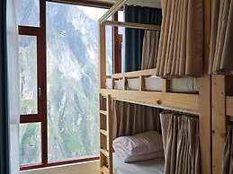 Tiger Leaping Half Way Guest House