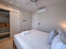 Beautiful Brand new Beach Condo w Picuzzi