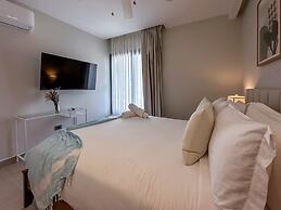 Beautiful Brand new Beach Condo w Picuzzi