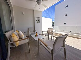 Beautiful Brand new Beach Condo w Picuzzi