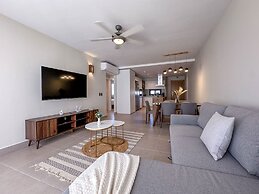 Beautiful Brand new Beach Condo w Picuzzi