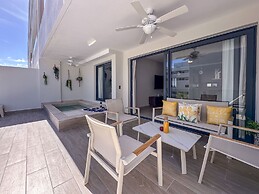 Beautiful Brand new Beach Condo w Picuzzi