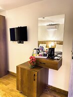 Point Pyramids View Inn
