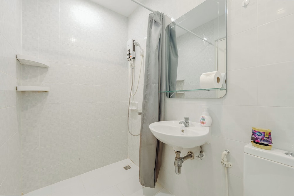 Chic Condo Near Shops & Nightlife C203