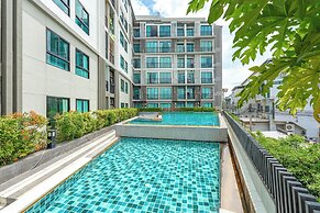 Chic Condo Near Shops & Nightlife C203