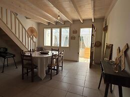 Coastal Comfort - Large Home Near Sea