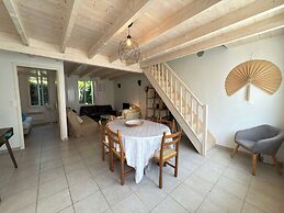 Coastal Comfort - Large Home Near Sea