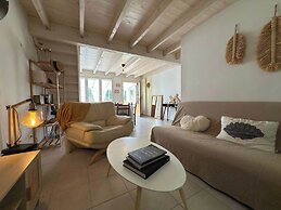 Coastal Comfort - Large Home Near Sea