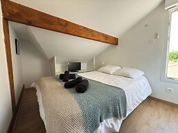 Coastal Comfort - Large Home Near Sea