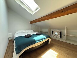 Coastal Comfort - Large Home Near Sea