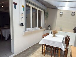 Coastal Comfort - Large Home Near Sea