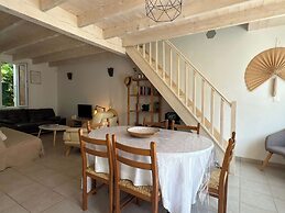 Coastal Comfort - Large Home Near Sea