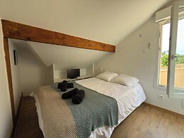 Coastal Comfort - Large Home Near Sea