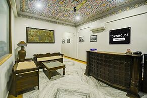 Super Townhouse Chandpole Metro Station