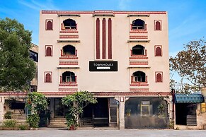 Super Townhouse Chandpole Metro Station