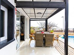 Heated Pool Stunning Sea Views