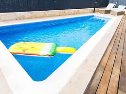 Heated Pool Stunning Sea Views