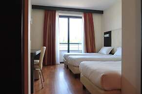 Raya Hotel