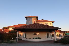 Raya Hotel