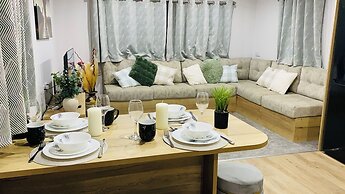 BAF Luxury Stays - Caravan Sleeps 8