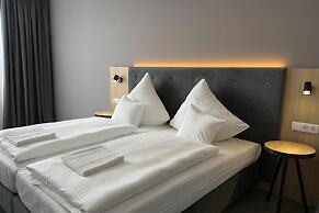 HI Grand City Hotel