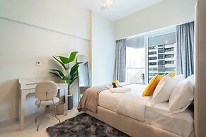 KeyRock - Chic 2BR Escape with Pool