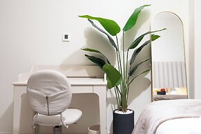 KeyRock - Chic 2BR Escape with Pool