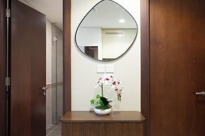 KeyRock - Chic 2BR Escape with Pool