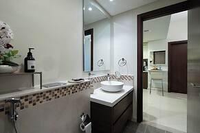 KeyRock - Chic 2BR Escape with Pool