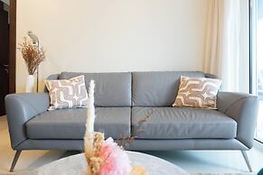 KeyRock - Chic 2BR Escape with Pool