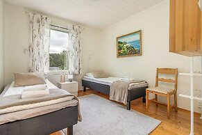 Spacious 3BR House - River View & Sauna