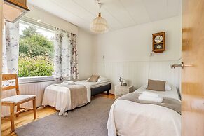 Spacious 3BR House - River View & Sauna