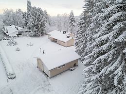 Spacious 3BR House - River View & Sauna
