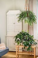 Spacious 3BR House - River View & Sauna