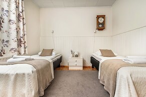 Spacious 3BR House - River View & Sauna