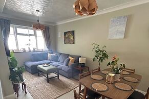 Homely 2-bed Apartment - Sleeps 3 & Parking