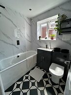 Homely 2-bed Apartment - Sleeps 3 & Parking