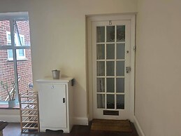 Homely 2-bed Apartment - Sleeps 3 & Parking