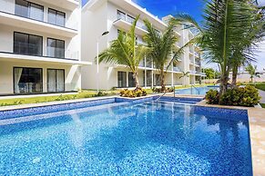 Tropical 2BR Retreat - Terrace, BBQ and Pool