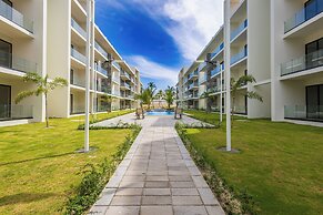 Tropical 2BR Retreat - Terrace, BBQ and Pool