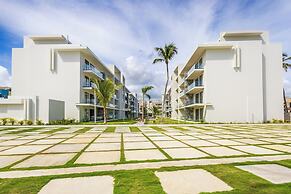 Tropical 2BR Retreat - Terrace, BBQ and Pool