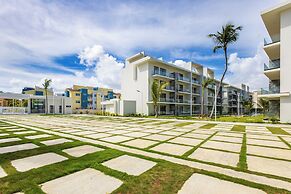 Tropical 2BR Retreat - Terrace, BBQ and Pool