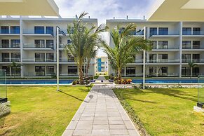 Tropical 2BR Retreat - Terrace, BBQ and Pool